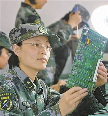 驻宁某通信装备技术大队女兵快速维修器材-野战通信-科技资讯-中国数字科技馆